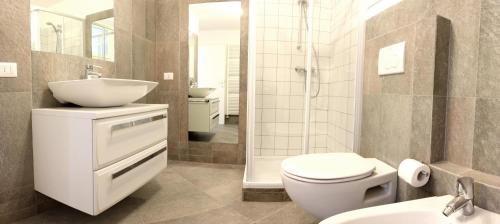 W łazience znajduje się umywalka, toaleta i prysznic. w obiekcie Rose Gialla Firsia Garten Ferienwohnung EG w mieście Colico