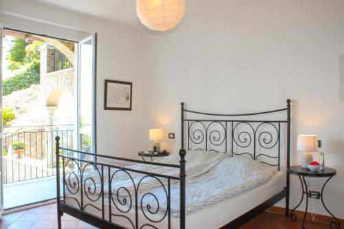 1 dormitorio con 1 cama y balcón en Lovely Cecilia, en San Siro
