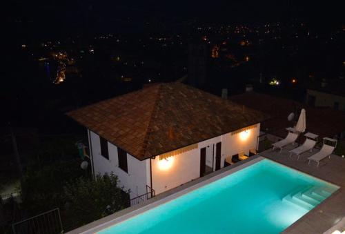 Villa con piscina por la noche en Miralago Giardino EG-Ferienwohnung, en Gravedona