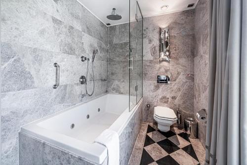Bagno di Wyndham Grand Istanbul Kalamış Marina Hotel