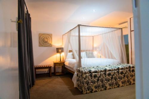 里郎威的住宿－Burley House by Ulendo，一间卧室配有一张带天蓬的床