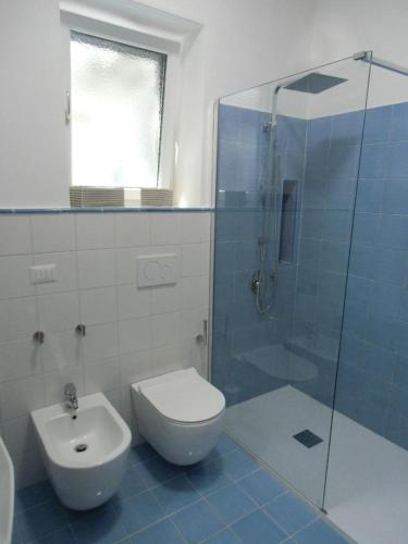 a bathroom with a toilet and a shower and a sink at La Mouette di Nico in Capri