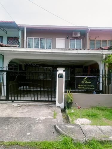 uma casa com uma caixa de correio em frente a um portão em De'Manda Homestay em Sandakan