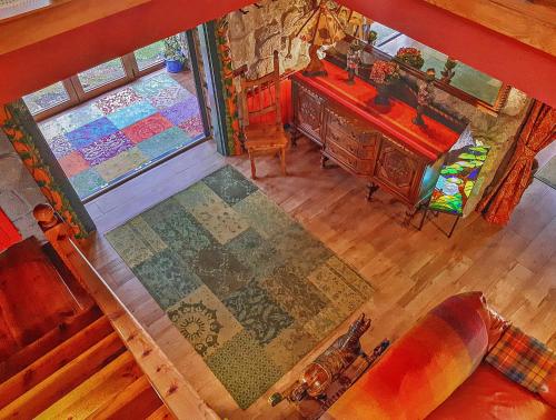 an overhead view of a living room with a table at Hobbiton. Chalet de ensueño en la Sierra de Madrid. in Boalo