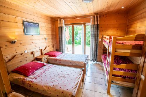 Zimmer mit 2 Etagenbetten in einer Hütte in der Unterkunft Igloo - Appartement 9 pers - Chatel Reservation in Châtel