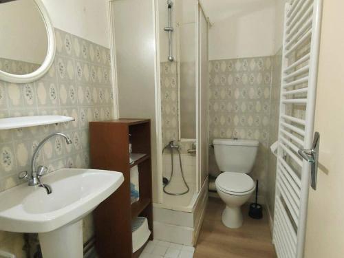 une salle de bain avec toilettes, lavabo et douche dans l'établissement Appartement confortable 4 pers, plein centre Cauterets, proche commodités - FR-1-234-139, à Cauterets