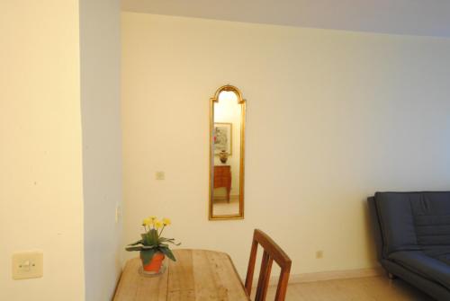 une salle à manger avec une table et un miroir dans l'établissement antares57, à Cannes