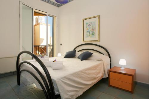マリーナ・ディ・ラグーザにあるFly Home Sicilyのベッドルーム1室(ベッド1台、テーブル、窓付)