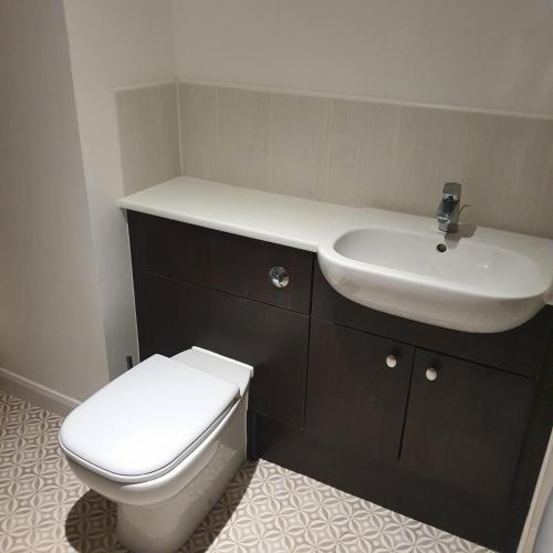 bagno con servizi igienici bianchi e lavandino di 2-bedroom Back Hilton Area apartment - Ground Floor, Aberdeen city center ad Aberdeen