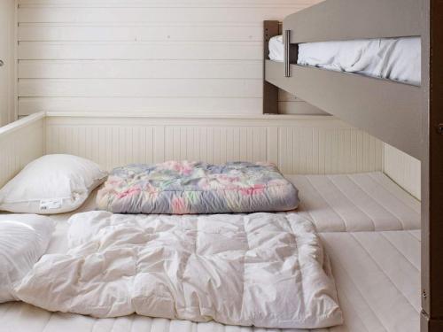 Bett in einem Zimmer mit 2 Etagenbetten in der Unterkunft Holiday home Hønefoss in Hønefoss