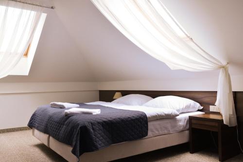 Una cama o camas en una habitación de Hotel Olsza
