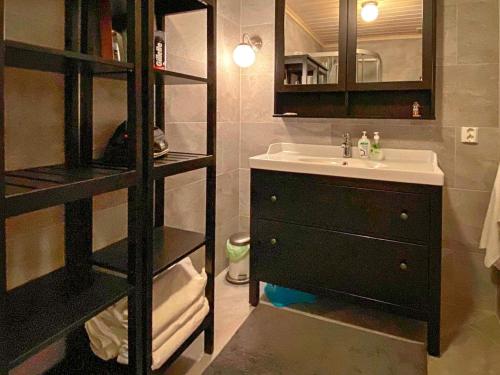 W łazience znajduje się umywalka, lustro i półka. w obiekcie Holiday home RAULAND IV w mieście Rauland