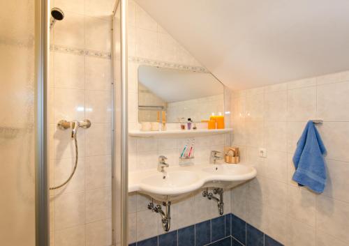 a bathroom with a sink and a shower at Jugendgästehaus Tauernruh in Radstadt
