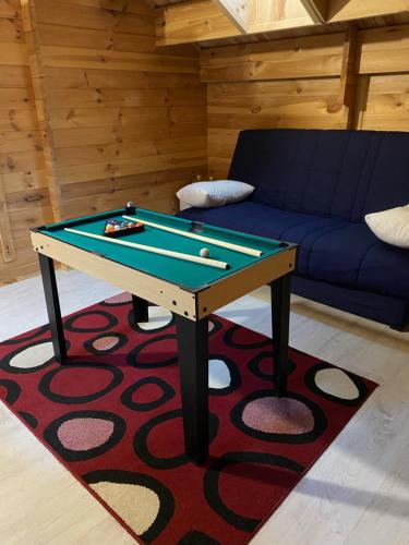 Ein Billardtisch in der Unterkunft Chalet L'Abitiz