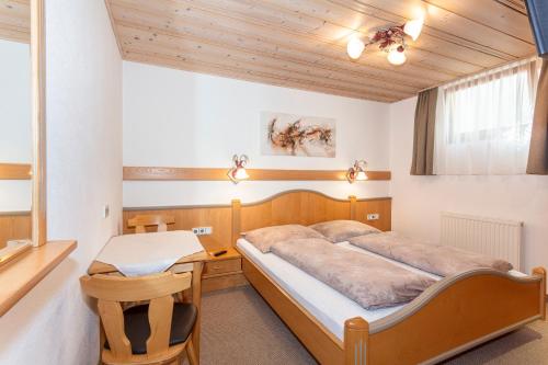 1 dormitorio con cama y escritorio. en Apartment Hintermaisalm en Saalbach Hinterglemm