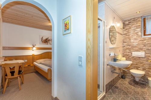 łazienka z umywalką, toaletą i łóżkiem w obiekcie Apartment Hintermaisalm w Saalbach Hinterglemm