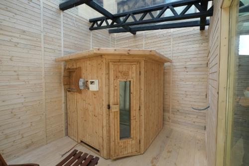 una sauna de madera con puerta de madera en una habitación en Chalet de Charme, Cedars, Lebanon, Balcony Floor, en Al Arz