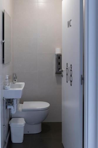 ein Badezimmer mit Toilette und Waschbecken in der Unterkunft Suseia in Zubiri
