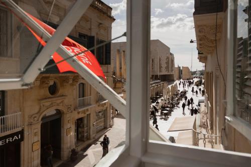 una ventana con vistas a una calle de la ciudad en Melior Boutique Hotel, en La Valeta