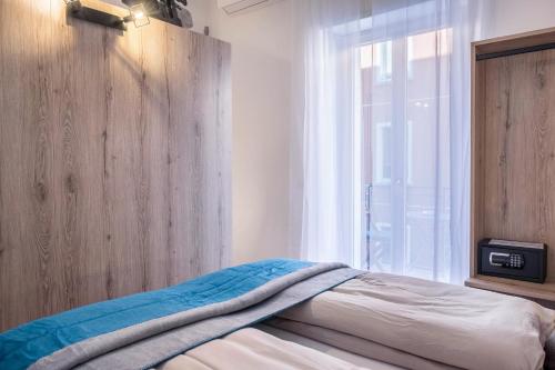 1 dormitorio con cama y ventana con manta en Apartment Isabel, en Bolzano