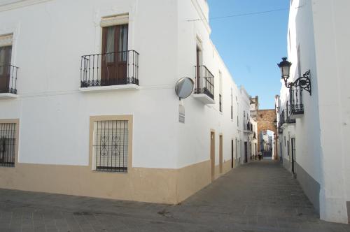 an empty alley with white buildings and a street at ENTRETORRES Apartamento Turístico in Olivenza