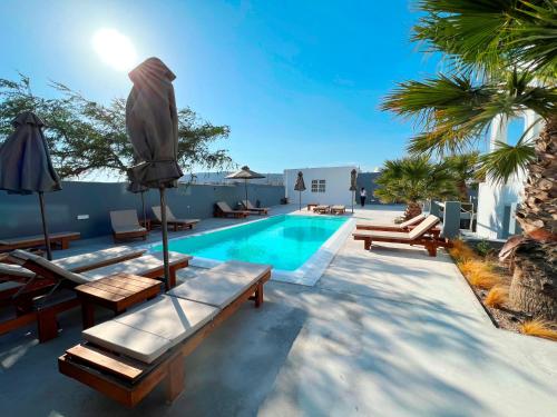 Bazén v ubytování White Lily Suites & Lofts - Adults Only 16 Plus nebo v jeho okolí
