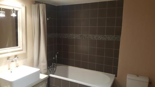 Bilik mandi di Le Couvent d'Hérépian - Hôtel & Spa