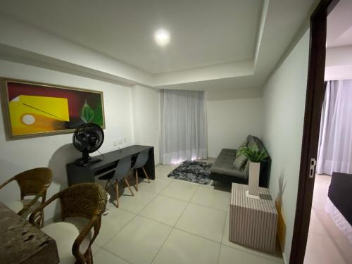 una sala de estar con una mesa y un sofá en Marinas Flat Largo de Tambaú, en João Pessoa