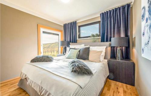 ein Schlafzimmer mit einem großen Bett und einem Fenster in der Unterkunft Schoenes Ferienhaus Eisenberg in Eisenberg an der Pinka