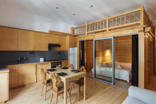 - une cuisine avec une table et un lit dans une chambre dans l'établissement Central Majestic Apartment Near Skiing - Happy Rentals, à Chamonix-Mont-Blanc