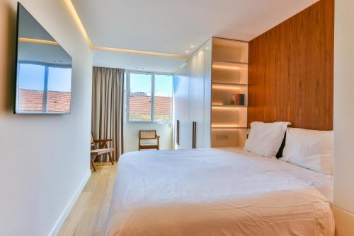 une chambre avec un grand lit avec une tête de lit en bois dans l'établissement Luxurious apartment with terrace 6P - 3BR - Grand, à Cannes