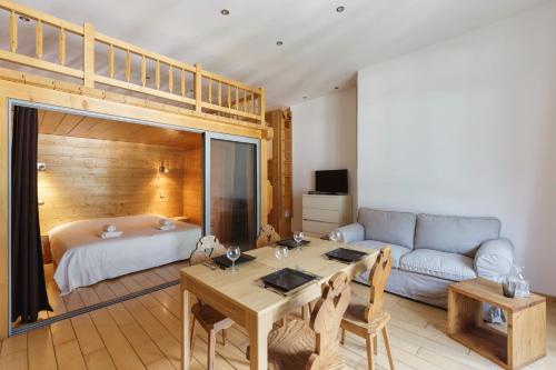 Ένα ή περισσότερα κρεβάτια σε δωμάτιο στο Central Majestic Apartment Near Skiing - Happy Rentals