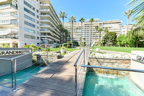 Une passerelle dans une ville avec un bâtiment dans l'établissement Luxurious apartment with terrace 6P - 3BR - Grand, à Cannes