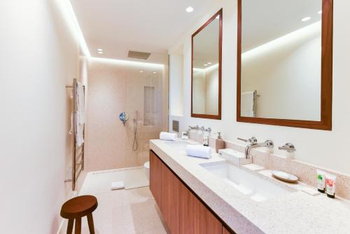 une salle de bain avec deux lavabos et un grand miroir dans l'établissement Luxurious apartment with terrace 6P - 3BR - Grand, à Cannes