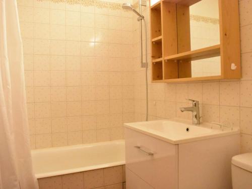 a bathroom with a sink and a bath tub at Méribel Studio 4 pers - Piscine, Ski aux pieds, Centre, Balcon Sud - FR-1-180-18 in Méribel