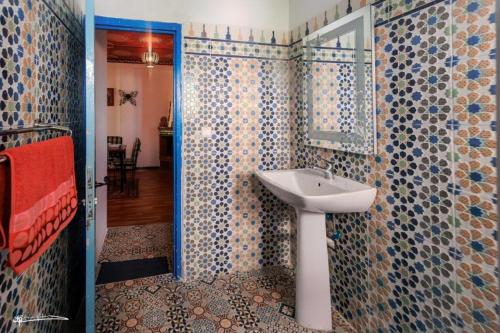 a bathroom with a sink and a mirror at Casa Plasa Grande CHAOUEN in Chefchaouen