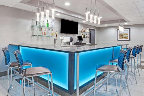Μια τηλεόραση ή/και κέντρο ψυχαγωγίας στο Wyndham Garden Charlotte Airport Southeast