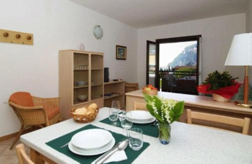 - une cuisine avec une table et des verres à vin dans l'établissement Residence San Luigi, à Limone sul Garda