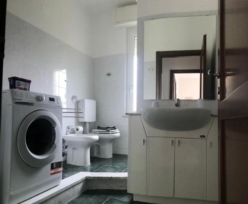 La salle de bains est pourvue d'un lave-linge et d'un lavabo. dans l'établissement HOST IN LEVANTO - Scirocco con biciclette, à Levanto