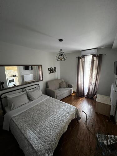 una camera con un grande letto e un divano di Alkistis House a Volos