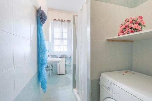 a bathroom with a washing machine and a sink at Green Marine B09 Silvi Vacanza in Silvi Marina