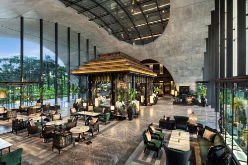 曼谷的住宿－曼谷新通凯宾斯基酒店，餐厅的 ⁇ 染,配有桌椅