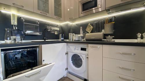 eine Küche mit Waschmaschine in der Unterkunft Bratanov Vip Zone maisonettes 606 & 609 in Sonnenstrand