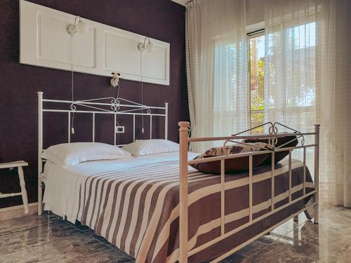 um quarto com uma cama de metal em Il Ritrovo di Ulisse em Villa San Giovanni