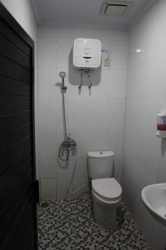 Bilik mandi di Rahayu Hotel Cirebon