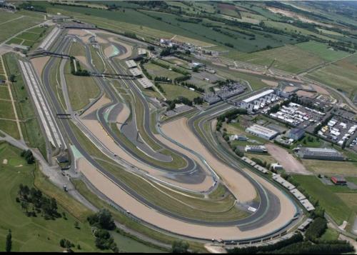 an aerial view of a winding race track at Maison de village en bord de rivière in Narcy