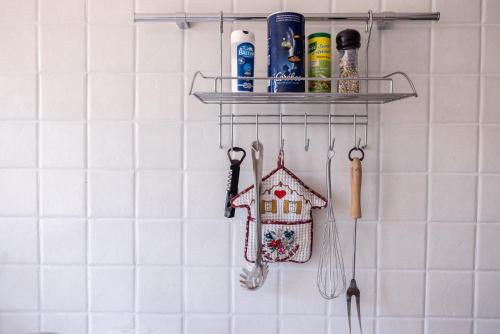 un estante en la pared con utensilios de cocina en appartement paradiso en Saint-Gervais-les-Bains