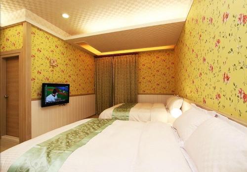 Ein Bett oder Betten in einem Zimmer der Unterkunft Zhuyuan Ju B&B