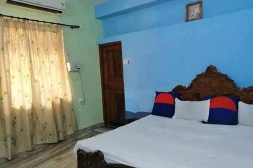 a bedroom with a large bed with a wooden headboard at Luxurious 5BHK Peace Villa Siridao Goa Beach in Panaji