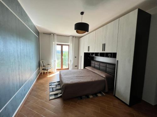 een slaapkamer met een groot bed in een kamer bij Campo della Corte in Castelpagano